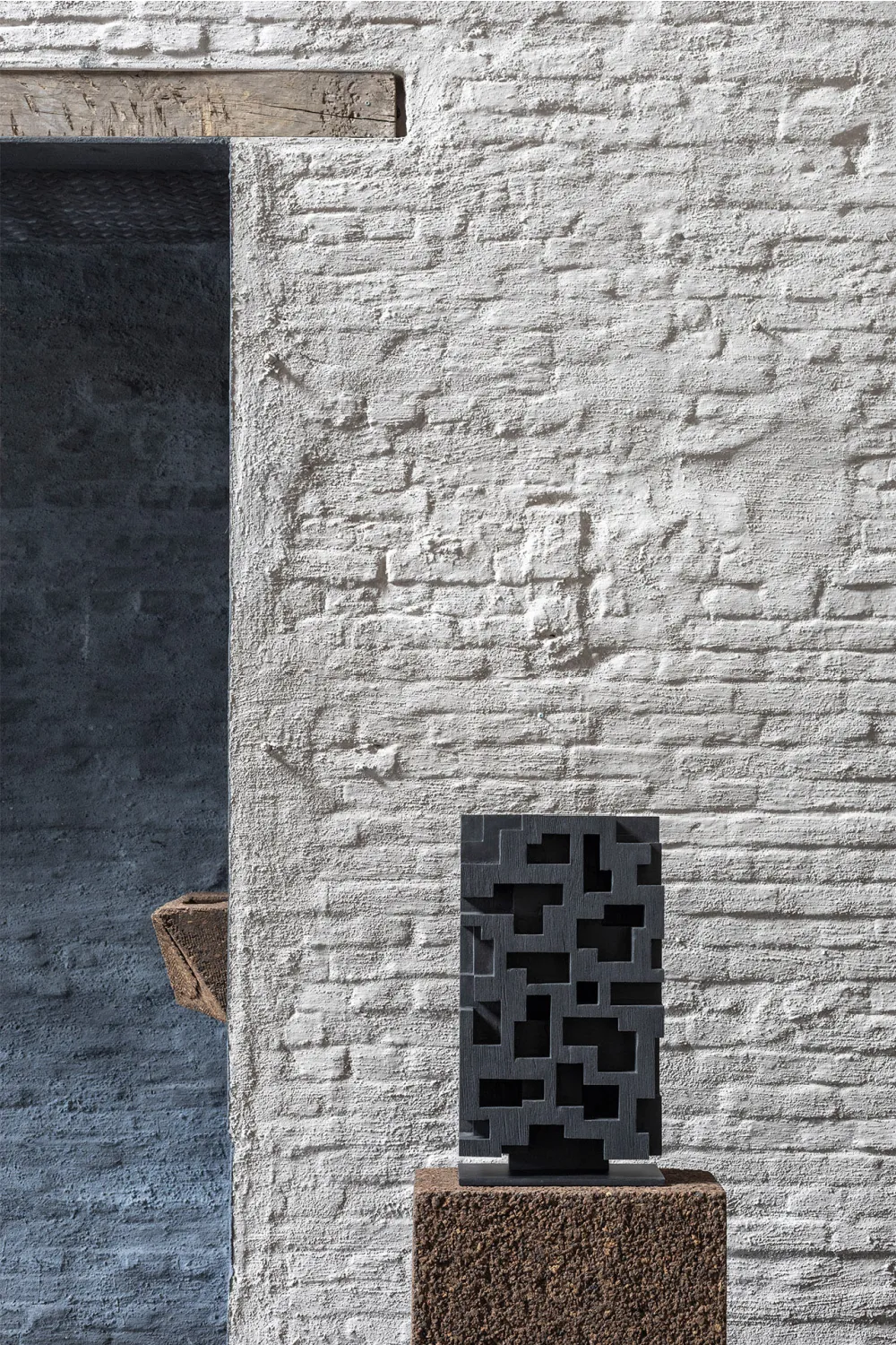 Black Teak Abstract Sculpture | Ethnicraft Stele