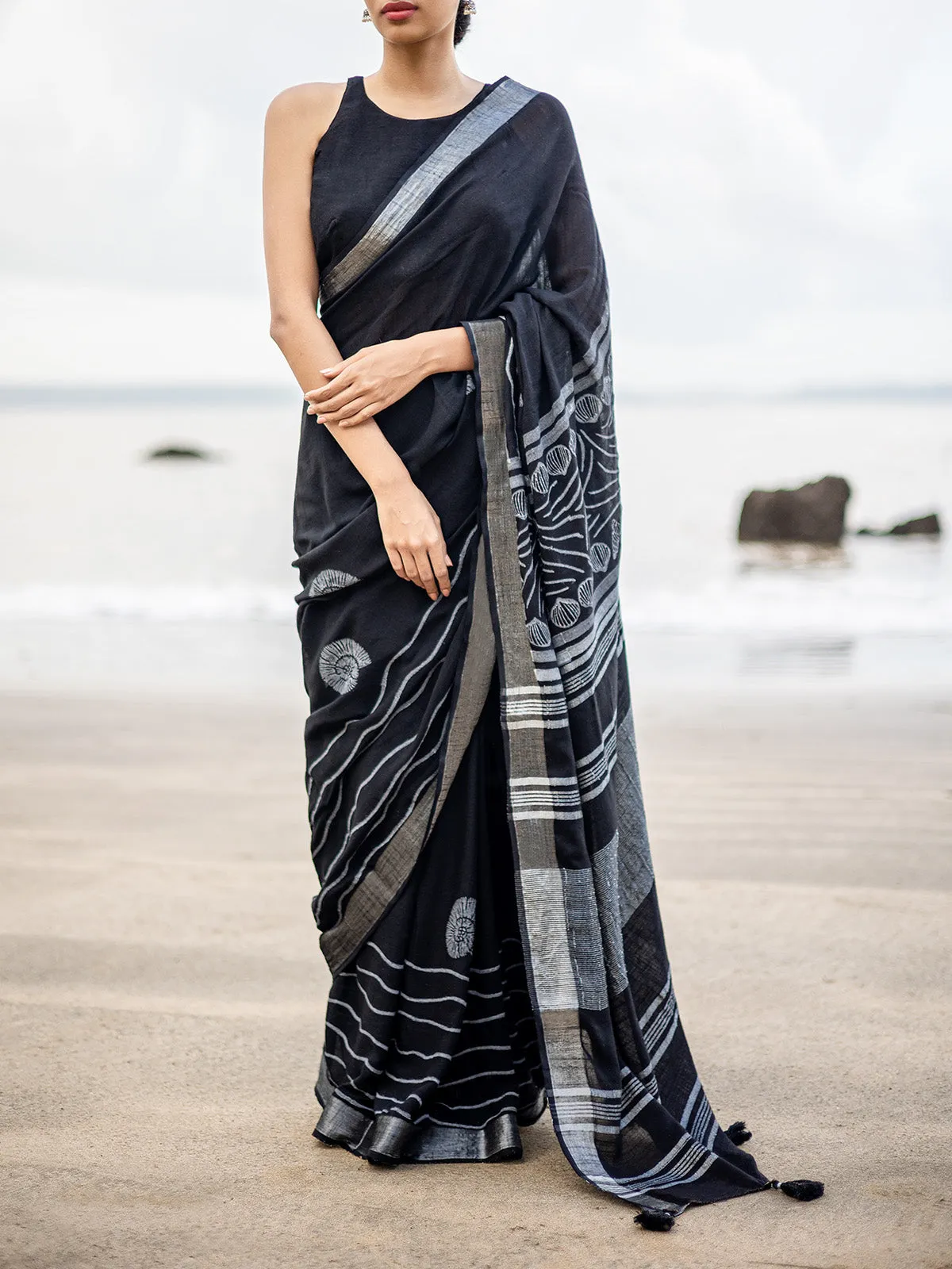 Handcrafted Conchas Linen Saree Black