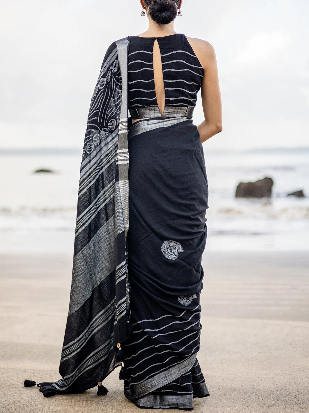 Handcrafted Conchas Linen Saree Black