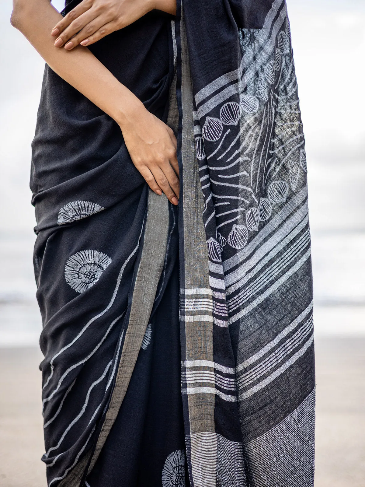 Handcrafted Conchas Linen Saree Black