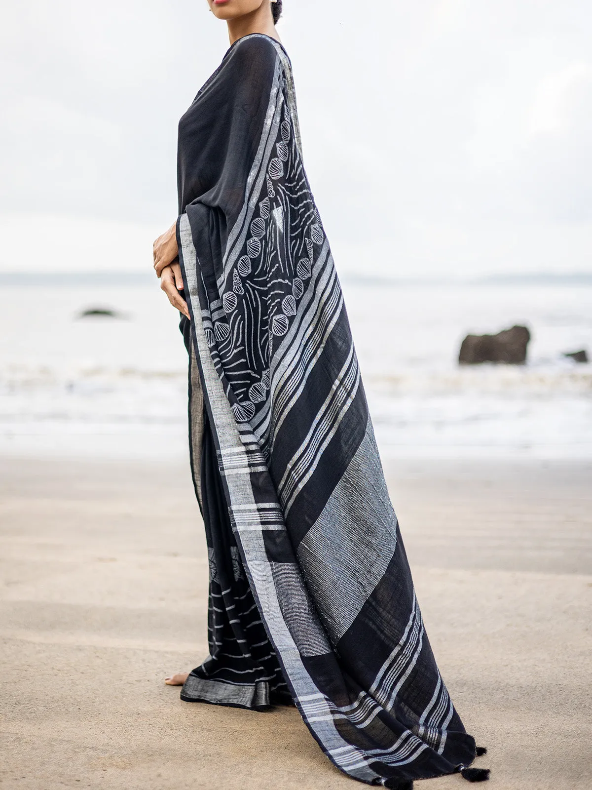 Handcrafted Conchas Linen Saree Black